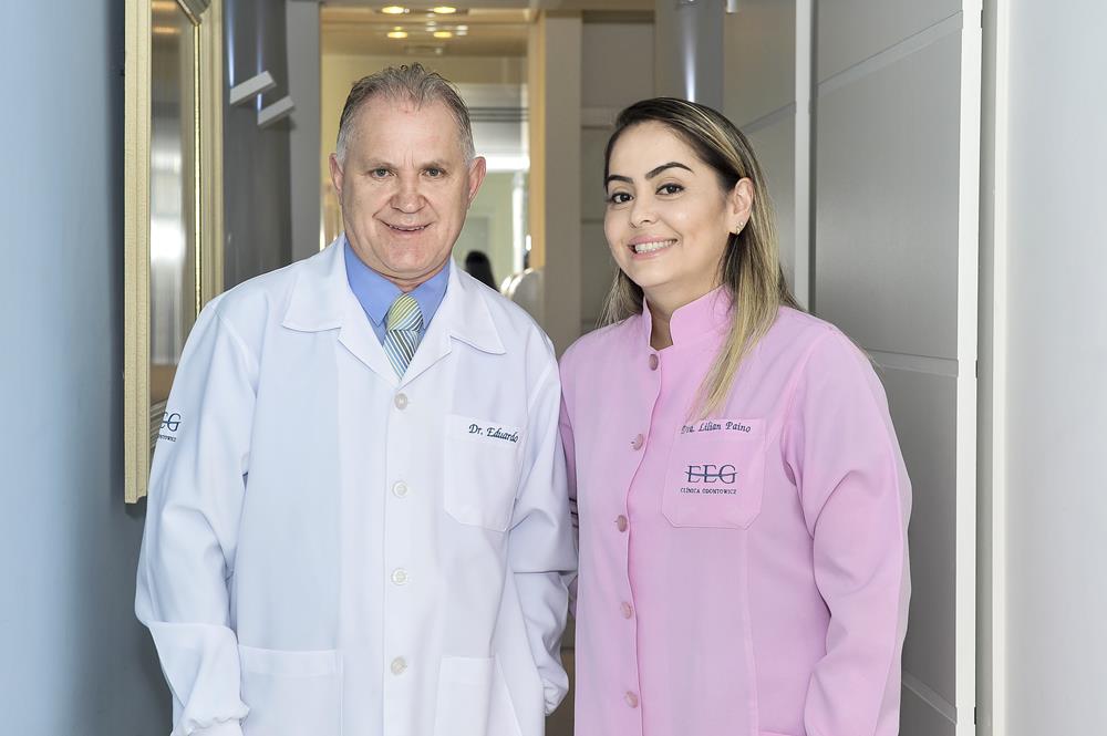 Dentista em Curitiba, Especialista em Implante Dentário, Prótese Dentária, Tratamento de Canal. Nossa Clínica Odontológica conta com uma Equipe de Especialistas com mais de 30 anos de Experiência. Dr Eduardo Gurkewicz também coloca aparelho dentário e realiza Harmonização Facial, buscando corrigir rugas, manchas, cicatrizes e resgatando o rejuvenescimento da pele. A Clínica Odontowicz esta no Cristo Rei. Implante Dentário Curitiba e Prótese Dentária em Curitiba. Clareamento Dentário em Curitiba. Dentista de Qualidade, melhor Dentista em Curitiba.