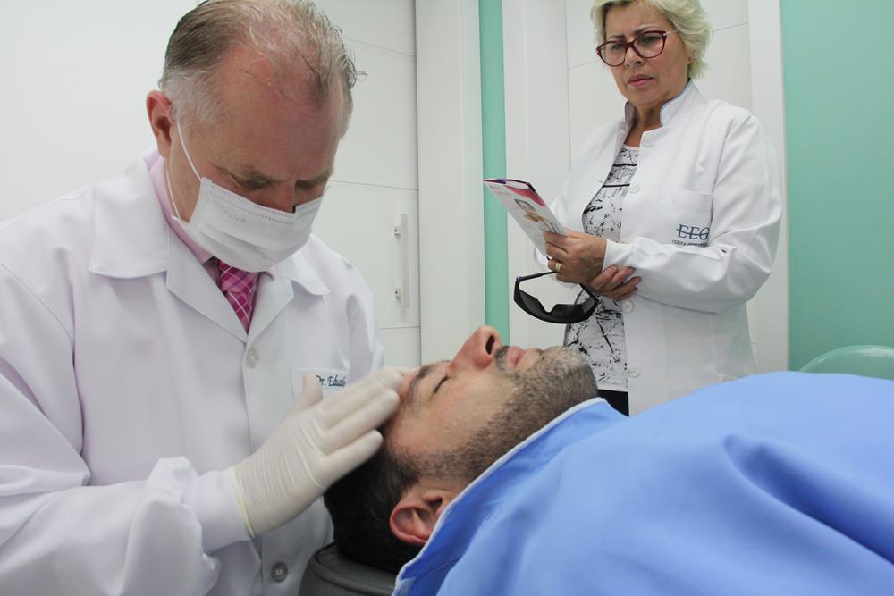 Dentista em Curitiba, Especialista em Implante Dentário, Prótese Dentária, Tratamento de Canal. Nossa Clínica Odontológica conta com uma Equipe de Especialistas com mais de 30 anos de Experiência. Dr Eduardo Gurkewicz também coloca aparelho dentário e realiza Harmonização Facial, buscando corrigir rugas, manchas, cicatrizes e resgatando o rejuvenescimento da pele. A Clínica Odontowicz esta no Cristo Rei. Implante Dentário Curitiba e Prótese Dentária em Curitiba. Clareamento Dentário em Curitiba. Dentista de Qualidade, melhor Dentista em Curitiba.