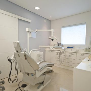 Dentista em Curitiba, Especialista em Implante Dentário, Prótese Dentária, Tratamento de Canal. Nossa Clínica Odontológica conta com uma Equipe de Especialistas com mais de 30 anos de Experiência. Dr Eduardo Gurkewicz também coloca aparelho dentário e realiza Harmonização Facial, buscando corrigir rugas, manchas, cicatrizes e resgatando o rejuvenescimento da pele. A Clínica Odontowicz esta no Cristo Rei. Implante Dentário Curitiba e Prótese Dentária em Curitiba. Clareamento Dentário em Curitiba. Dentista de Qualidade, melhor Dentista em Curitiba.