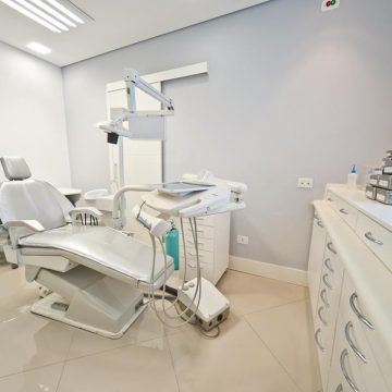 Dentista em Curitiba, Especialista em Implante Dentário, Prótese Dentária, Tratamento de Canal. Nossa Clínica Odontológica conta com uma Equipe de Especialistas com mais de 30 anos de Experiência. Dr Eduardo Gurkewicz também coloca aparelho dentário e realiza Harmonização Facial, buscando corrigir rugas, manchas, cicatrizes e resgatando o rejuvenescimento da pele. A Clínica Odontowicz esta no Cristo Rei. Implante Dentário Curitiba e Prótese Dentária em Curitiba. Clareamento Dentário em Curitiba. Dentista de Qualidade, melhor Dentista em Curitiba.