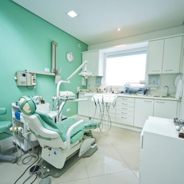 Dentista em Curitiba, Especialista em Implante Dentário, Prótese Dentária, Tratamento de Canal. Nossa Clínica Odontológica conta com uma Equipe de Especialistas com mais de 30 anos de Experiência. Dr Eduardo Gurkewicz também coloca aparelho dentário e realiza Harmonização Facial, buscando corrigir rugas, manchas, cicatrizes e resgatando o rejuvenescimento da pele. A Clínica Odontowicz esta no Cristo Rei. Implante Dentário Curitiba e Prótese Dentária em Curitiba. Clareamento Dentário em Curitiba. Dentista de Qualidade, melhor Dentista em Curitiba.