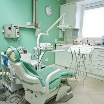 Dentista em Curitiba, Especialista em Implante Dentário, Prótese Dentária, Tratamento de Canal. Nossa Clínica Odontológica conta com uma Equipe de Especialistas com mais de 30 anos de Experiência. Dr Eduardo Gurkewicz também coloca aparelho dentário e realiza Harmonização Facial, buscando corrigir rugas, manchas, cicatrizes e resgatando o rejuvenescimento da pele. A Clínica Odontowicz esta no Cristo Rei. Implante Dentário Curitiba e Prótese Dentária em Curitiba. Clareamento Dentário em Curitiba. Dentista de Qualidade, melhor Dentista em Curitiba.