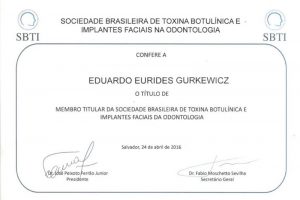 Dentista em Curitiba, Especialista em Implante Dentário, Prótese Dentária, Tratamento de Canal. Nossa Clínica Odontológica conta com uma Equipe de Especialistas com mais de 30 anos de Experiência. Dr Eduardo Gurkewicz também coloca aparelho dentário e realiza Harmonização Facial, buscando corrigir rugas, manchas, cicatrizes e resgatando o rejuvenescimento da pele. A Clínica Odontowicz esta no Cristo Rei. Implante Dentário Curitiba e Prótese Dentária em Curitiba. Clareamento Dentário em Curitiba. Dentista de Qualidade, melhor Dentista em Curitiba.