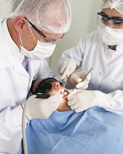 Dentista em Curitiba, Especialista em Implante Dentário, Prótese Dentária, Tratamento de Canal. Nossa Clínica Odontológica conta com uma Equipe de Especialistas com mais de 30 anos de Experiência. Dr Eduardo Gurkewicz também coloca aparelho dentário e realiza Harmonização Facial, buscando corrigir rugas, manchas, cicatrizes e resgatando o rejuvenescimento da pele. A Clínica Odontowicz esta no Cristo Rei. Implante Dentário Curitiba e Prótese Dentária em Curitiba. Clareamento Dentário em Curitiba. Dentista de Qualidade, melhor Dentista em Curitiba.